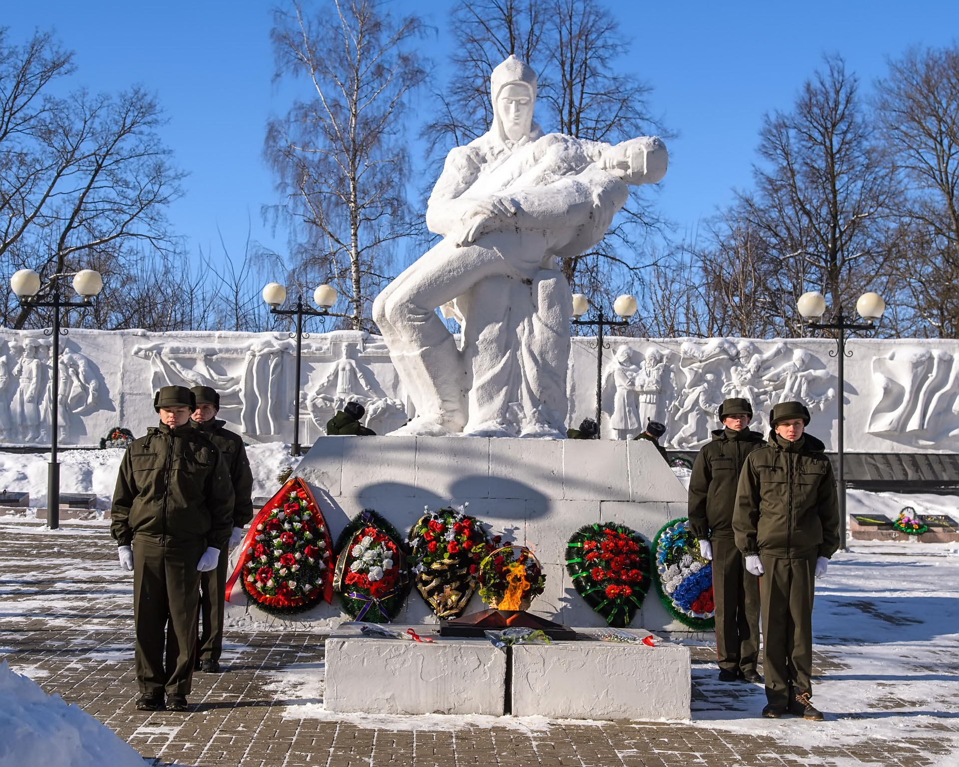 Защитники калуги. Козельск мемориал воинской славы. Козельск город воинской славы. Город воинской славы Козельск памятники. Козельск площадь героев.