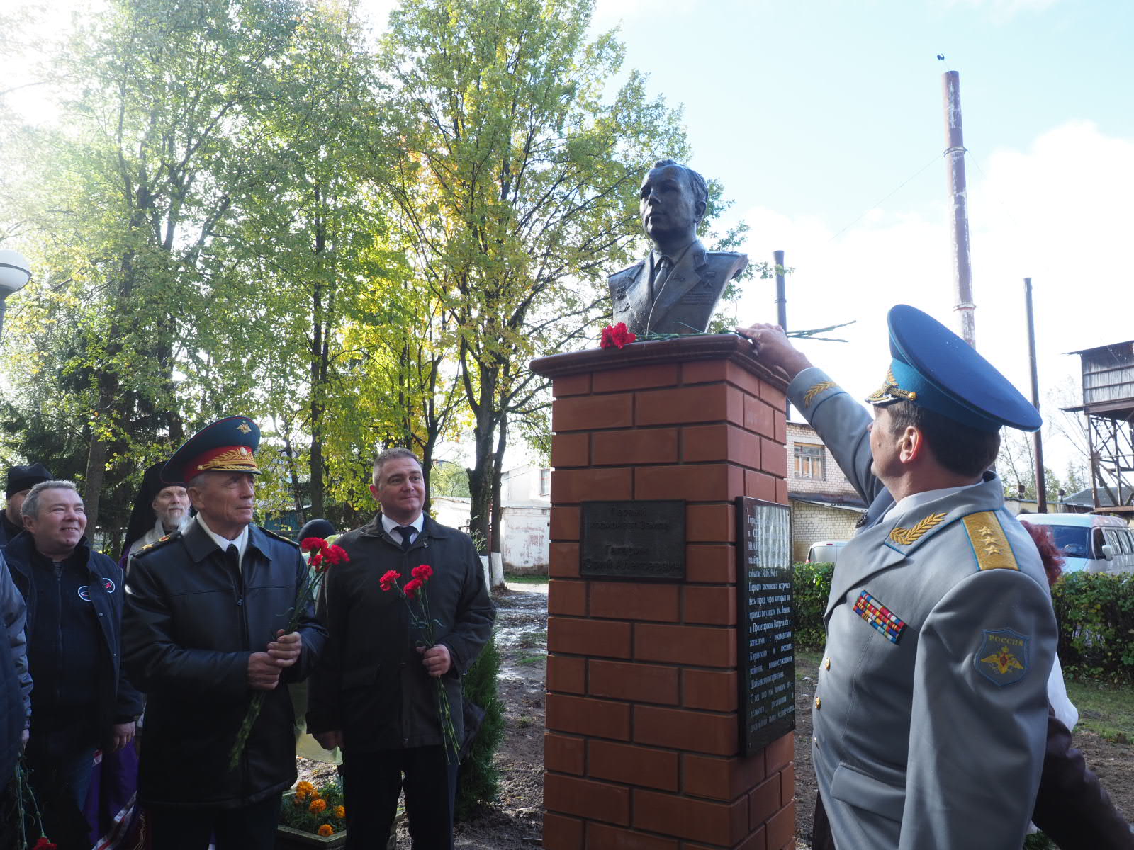 Главное в гагарине. Киров Калужская область Гагарин бюст сквер Гагарина. Гагарин в Кирове Калужской области. Улица Гагарина Киров Калужская область. Памятник Кирову в Кирове Калужской области.